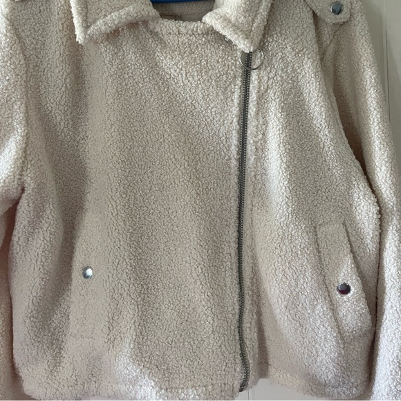 (2/10$) Women’s XL fuzzy cropped white jacket - Picture 4 of 6